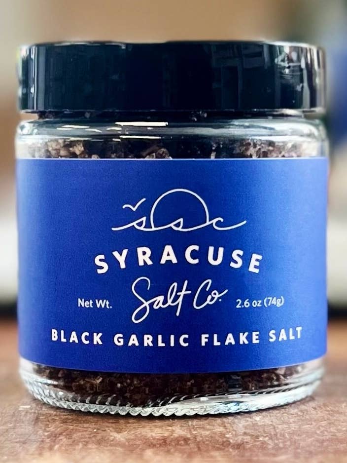 2,5 oz Zwarte Knoflook Vlokkenzout voor wholesale door Syracuse Salt Company