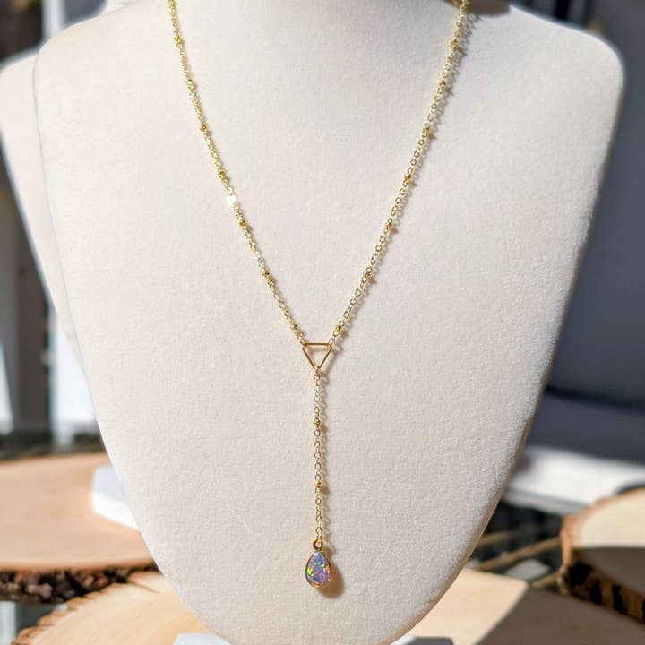Guld lariat med opal i dråbeform - lavendelopal for engroshandel hos TillyPad Studios