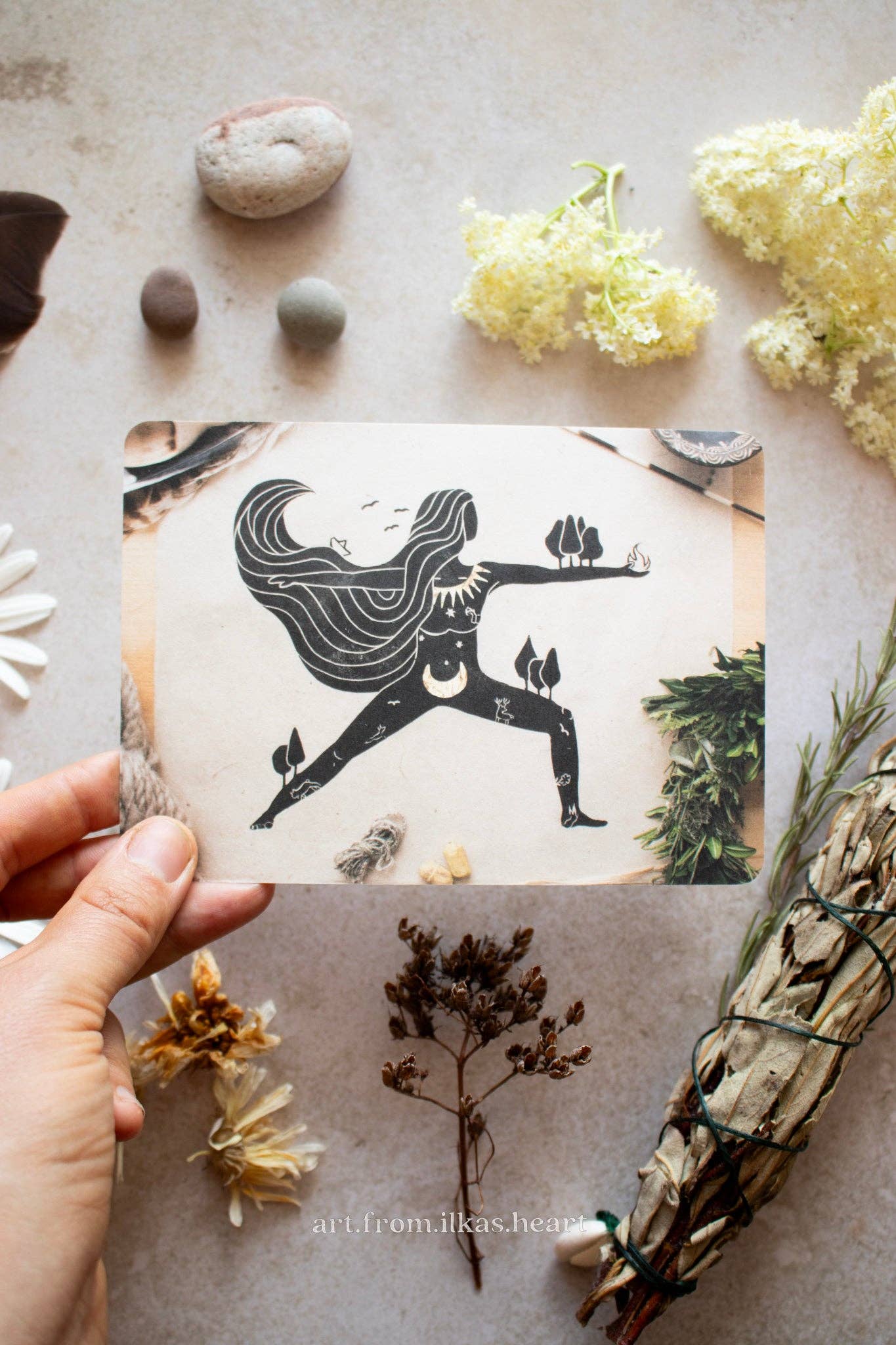 art.from.ilkas.heart - Vendita all'ingrosso Cartoline - La selvaggia Dea Cartolina0