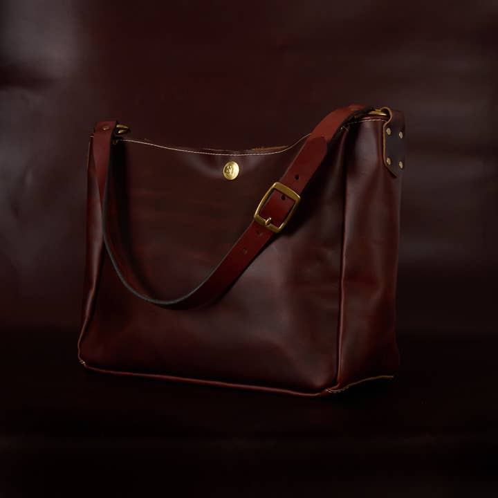 SouthLife Leather Goods - Wholesale Shoulder Bag - Women's - The Single Strap Standard Bucket1