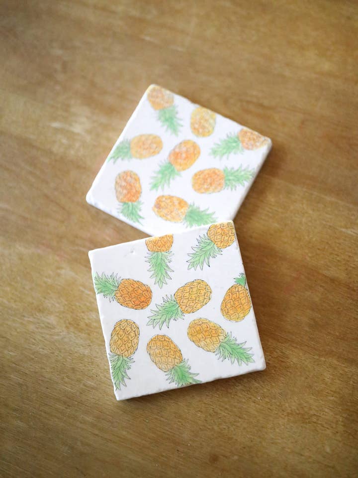 Sottobicchiere con ananas dipinto a mano per la vendita all'ingrosso da parte di Lace, Grace & Peonies Marble Coasters