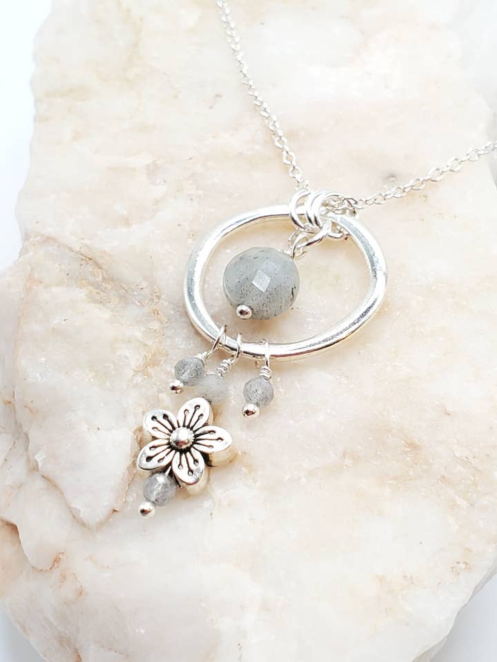 Collier, labradorite et fleur en argent de Bali pour la vente par Jezabel Adornment