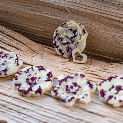 Motif floral avec framboises - Fantaisie de cacao blanc (38%) pour la vente par Craac