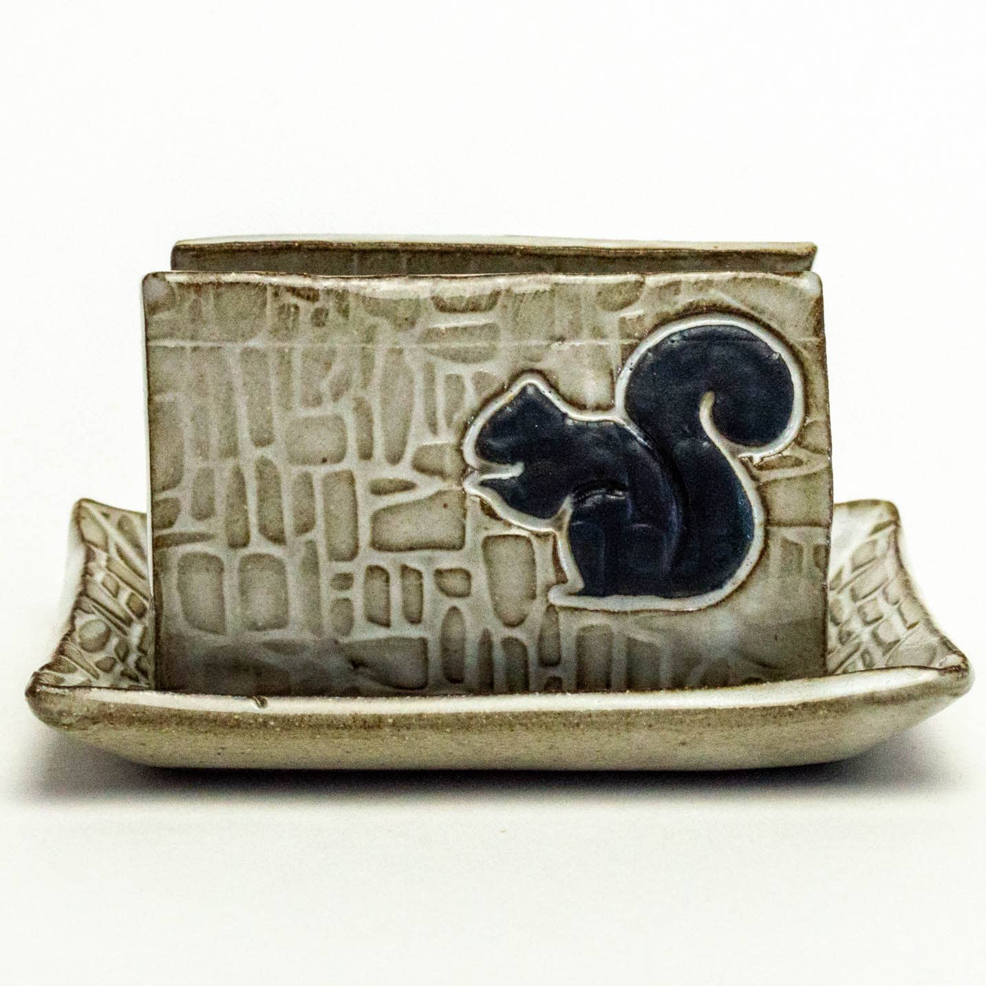 White Squirrel Clayworks - Vente Porte-éponge - Porte-éponge blanc en céramique fait main à motif écureuil noir1