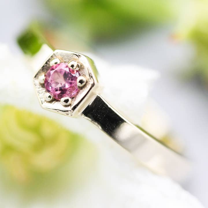 Bague en or 14 carats avec tourmaline rose sertie pavé et bande plate pour la vente par Metal Studio Jewelry