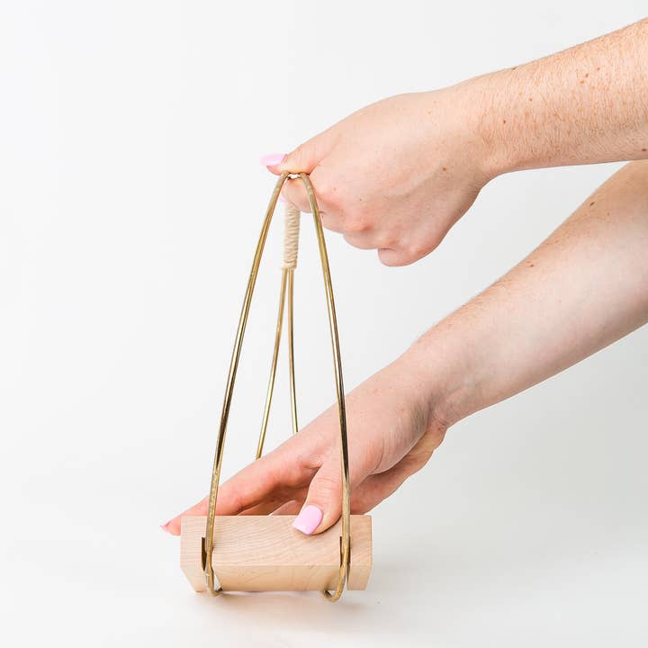 Braid & Wood Design Studio - Venta al por mayor Macetas colgantes - Macetero Colgante Dorado, Colgador de Plantas Moderno (Grande)