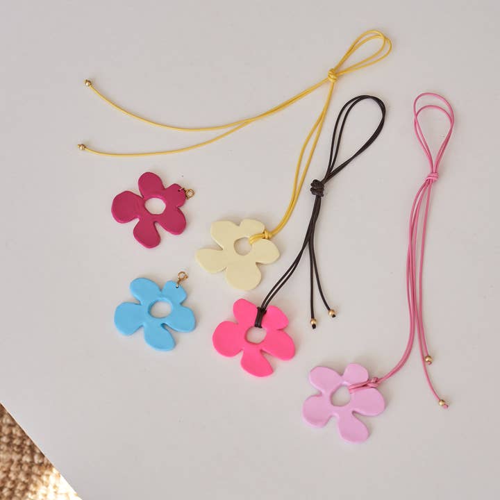 Le pendentif tournesol de Poppy pour la vente par Studio Over The Moon