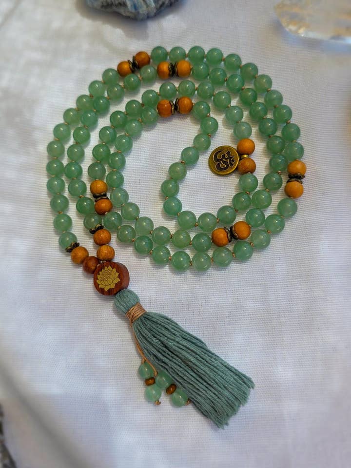 Grön Aventurin & Tulsi Trä Reiki-infunderad Mala för wholesale av Samadhi Mala Beads