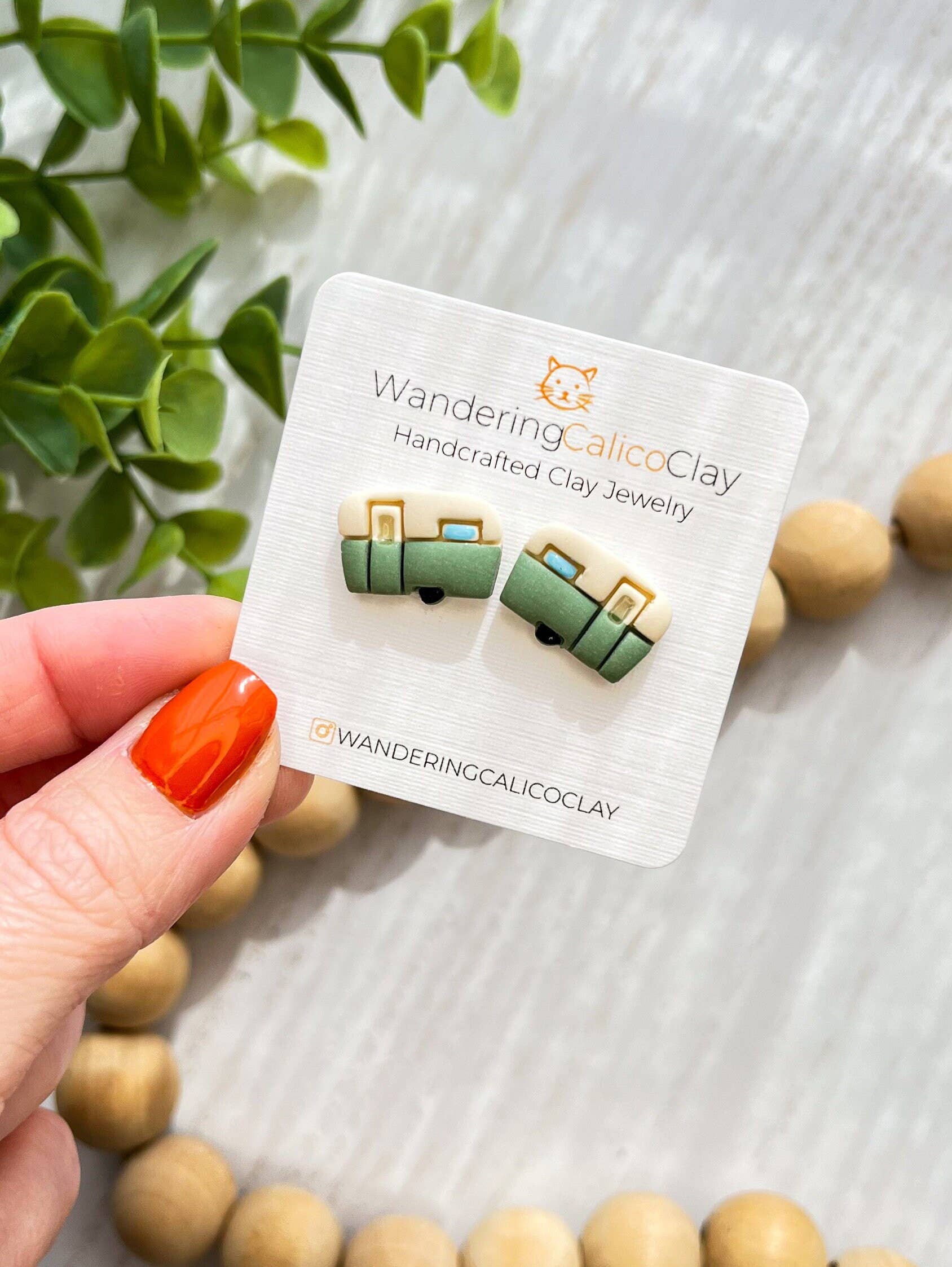 WanderingCalicoClay - Vente Clous d'oreille - Boucles d'oreilles en argile rétro RV Camper - Thème camping en plein air3