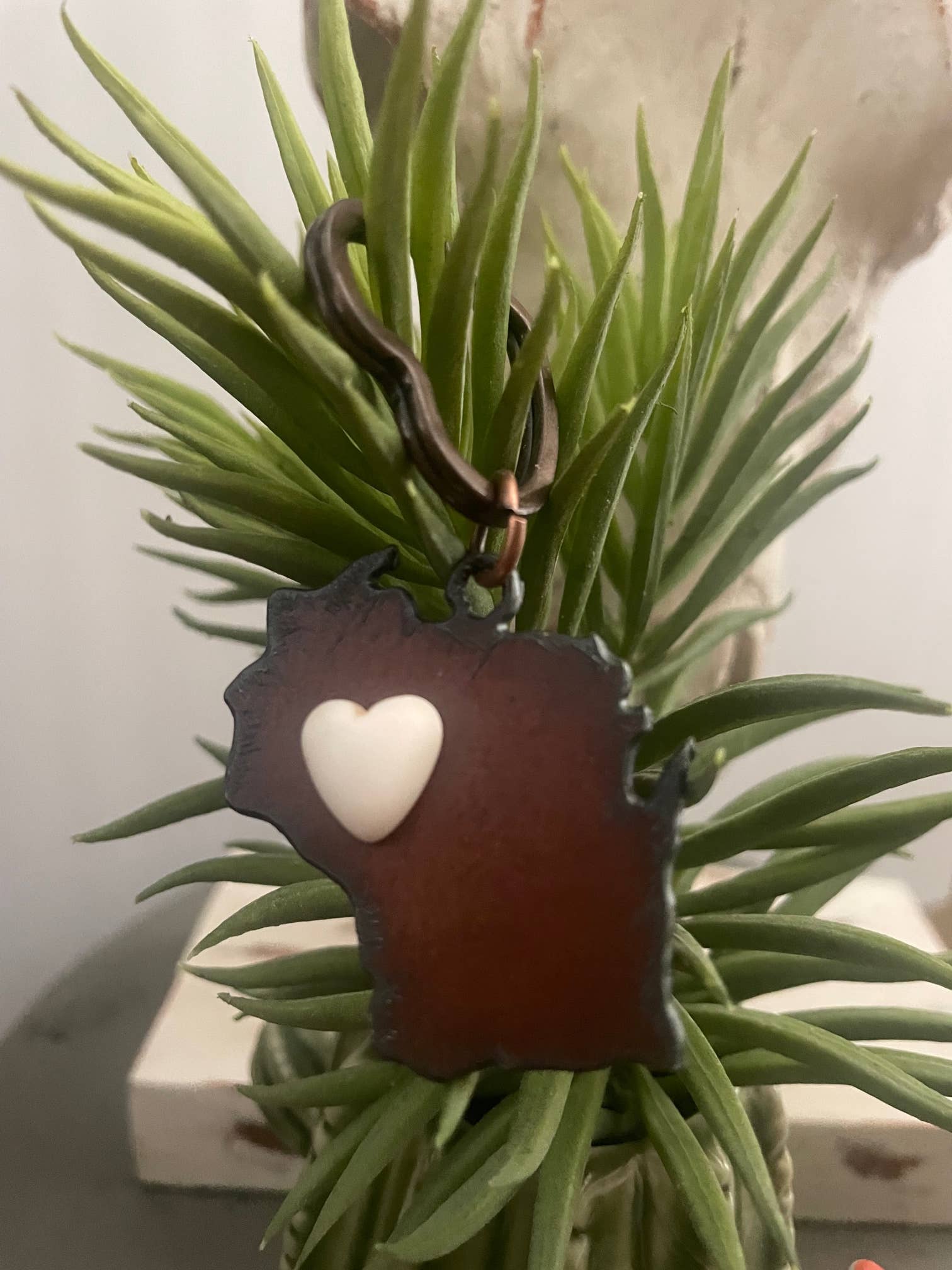The Rustic Barn - Wholesale Keychain - Unisex - Rustic Keychain WISCONSIN shape with white heart1