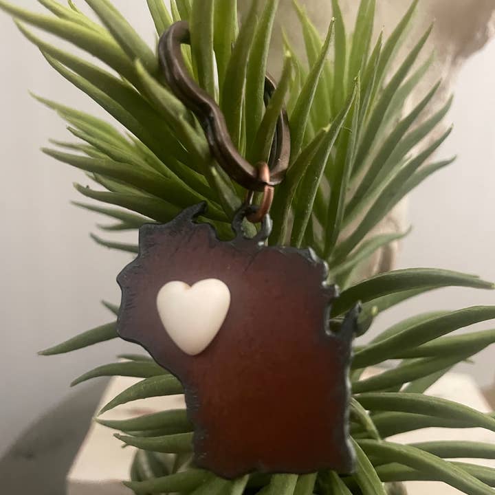 The Rustic Barn - Wholesale Keychain - Unisex - Rustic Keychain WISCONSIN shape with white heart1