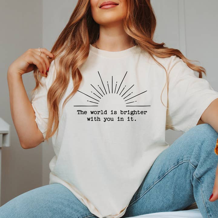 Camiseta Gráfica "El Mundo Es Más Brillante Contigo" para venta al por mayor de Eleven Fashion