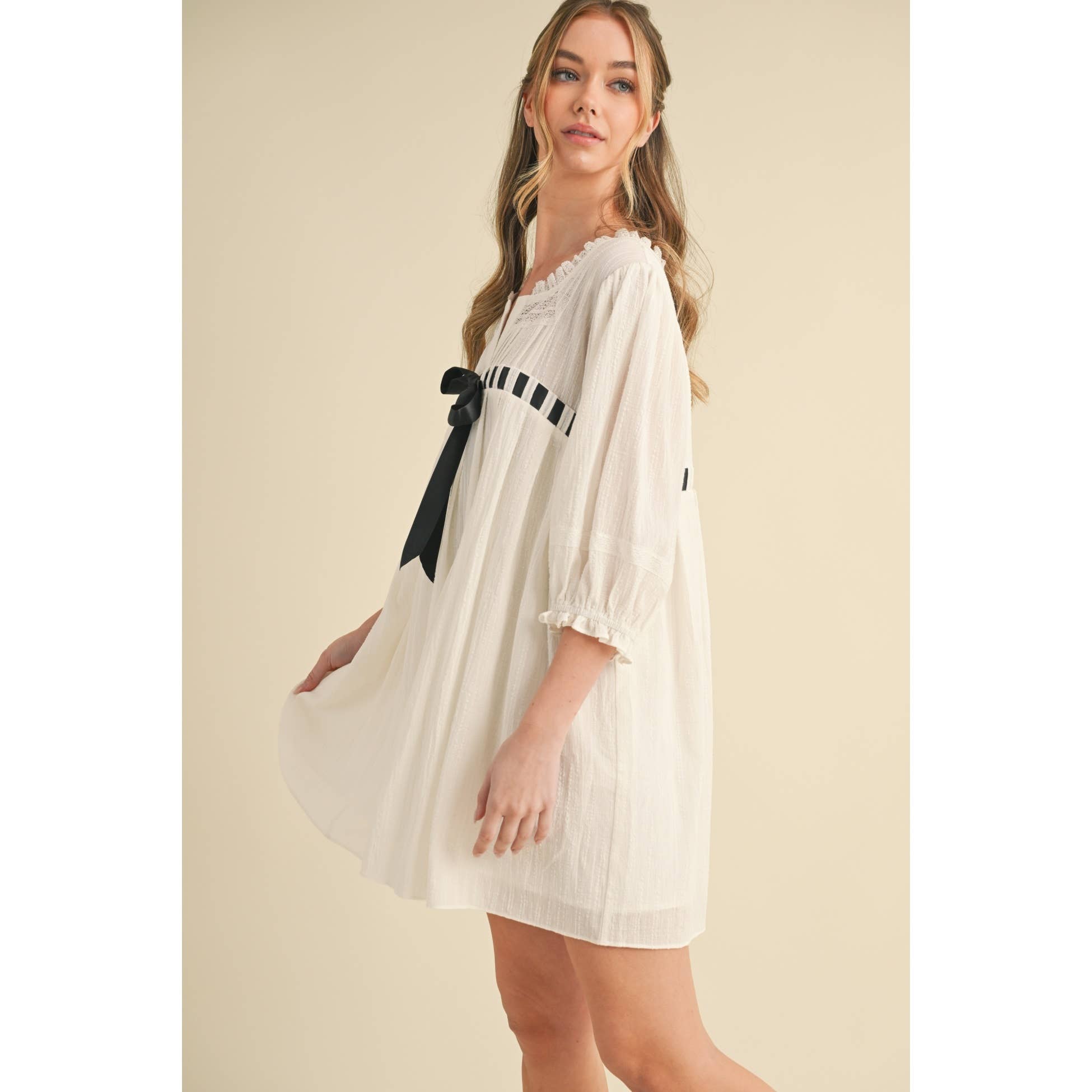 Camellia - Vente Robe – femme - ROBE À MANCHES MI-LONGUES AVEC ENCOLURE CARRÉE ET DÉTAILS EN DENTELLE3