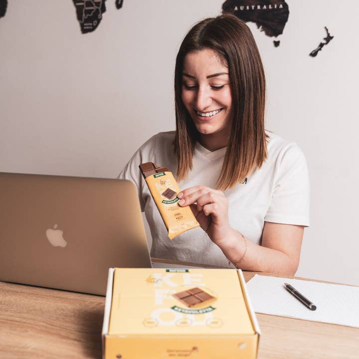 KeFood - Wholesale Chocolate Bar - KETO CHOCOLATE AND HAZELNUT PROTEIN BAR (12 PCS BOX)