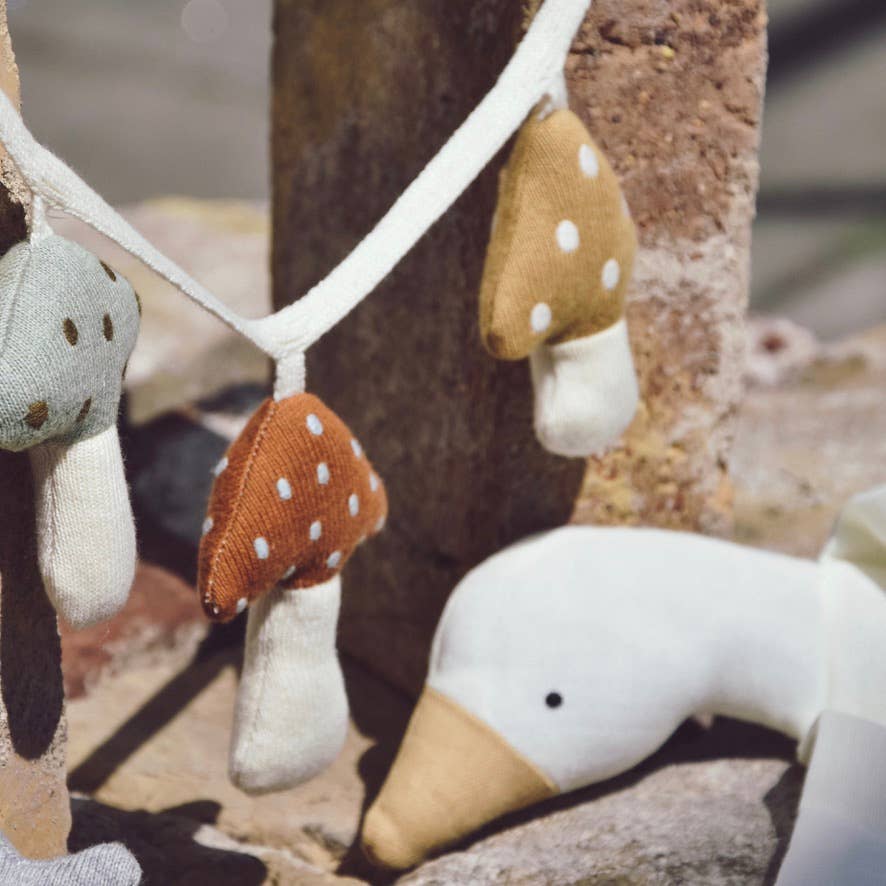 Saga Copenhagen – wholesale Babymobil – Barnvagnskedja med stickade svampar i ekologisk bomull - enkel att fästa2