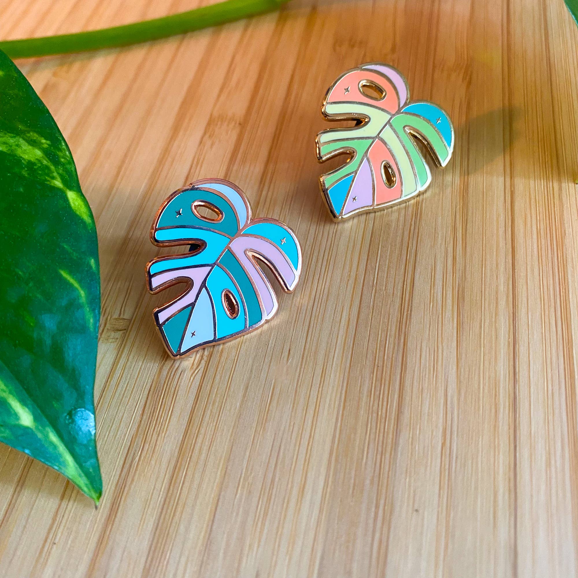 Chelzart - Vente Épinglettes/boutons - Épinglette en forme de feuille Rainbow Monstera | Épingle en émail2