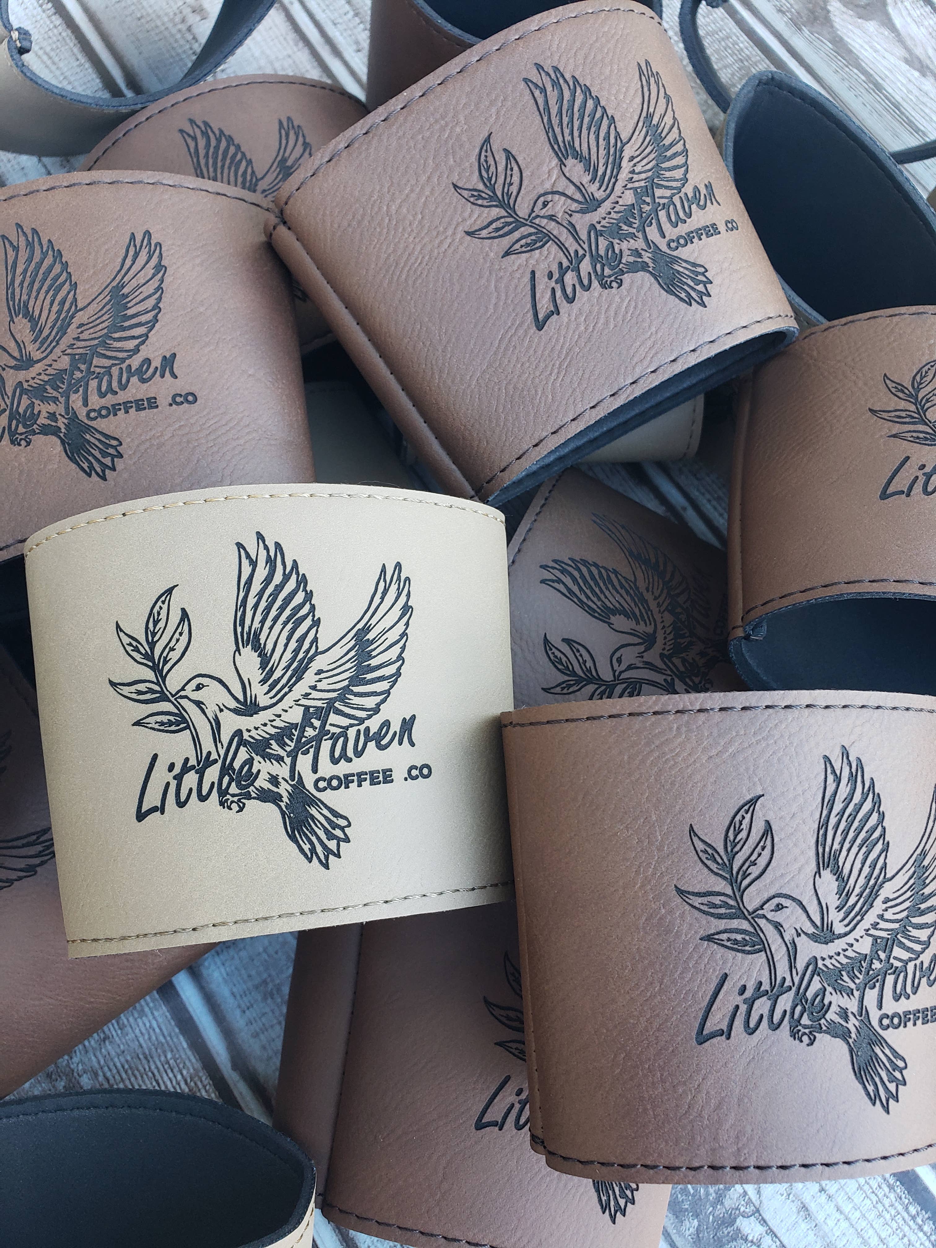 The Rural Home - Venta al por mayor Fundas para recipientes de bebida - Manga de Taza de Cuero Sintético Grabada – Marca de Cafetería Reutilizable7