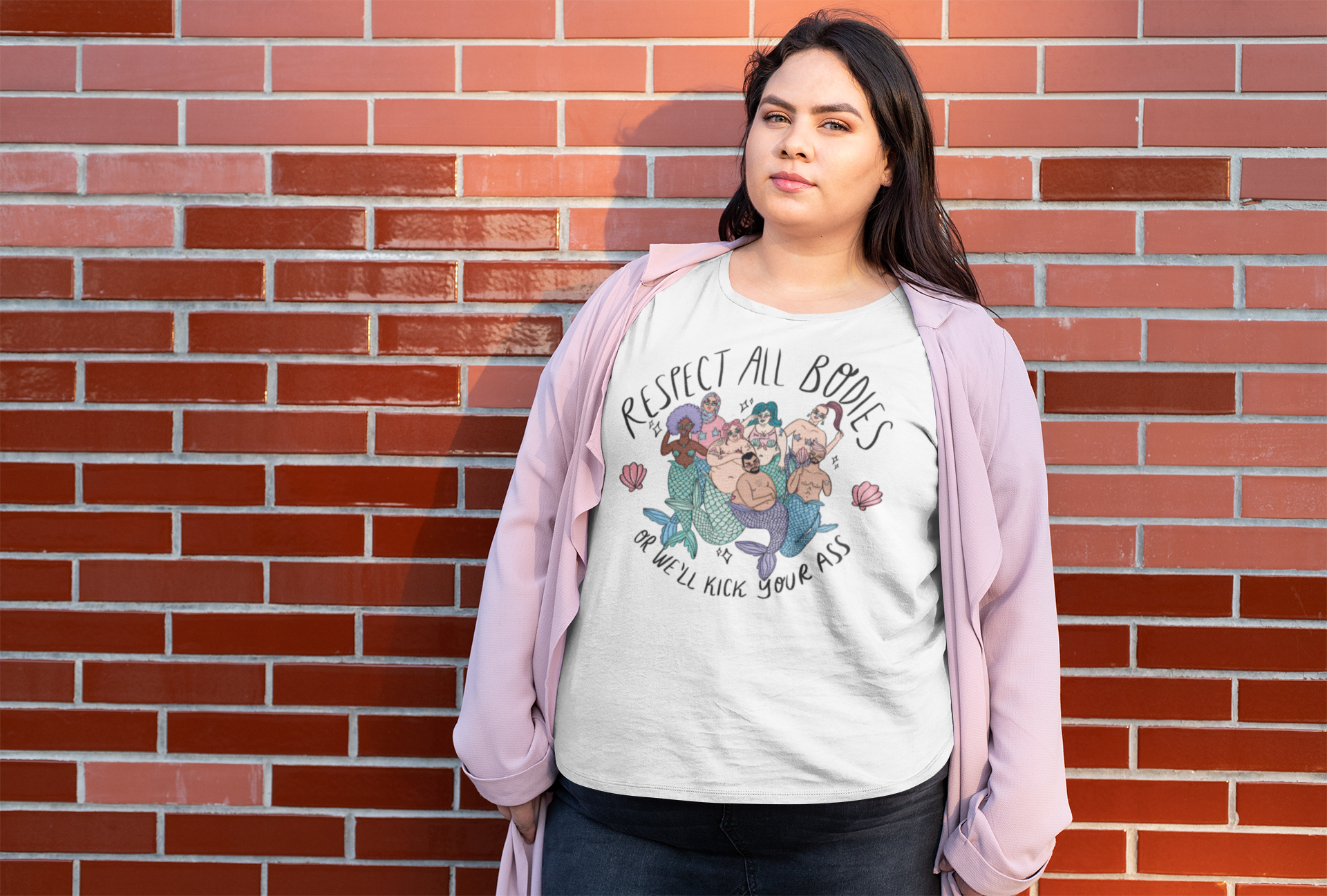 Chiaralascura – wholesale T-shirts med screentryck – Dam – Unisex t-shirt i ekologisk bomull med Body Positive sjöjungfruar13