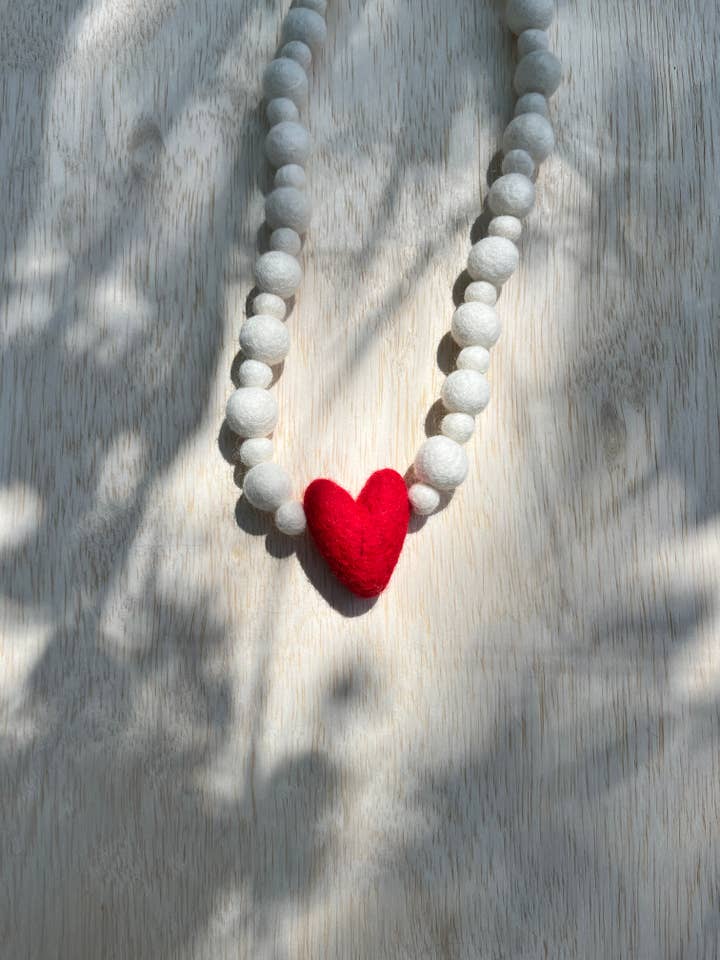 Halskette mit rotem Herz aus Filz für den Großhandel von Honey Loom Designs