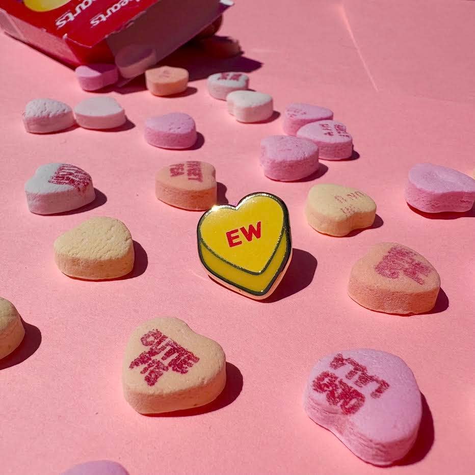 Painting With James - Vendita all'ingrosso Spilla da bavero - Spilla smaltata a forma di cuore con scritta "EW Candy Conversation"1