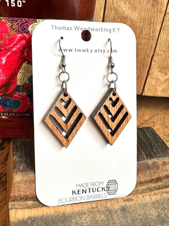 Orecchini pendenti in legno di bourbon Kentucky Reclaimed per la vendita all'ingrosso da parte di TWWKY
