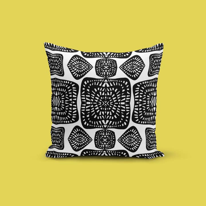 Housse de coussin Tribe pour la vente par Rochelle Porter Design