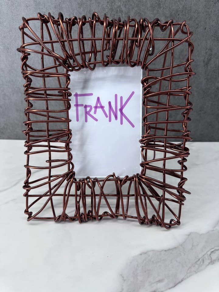 Cadre photo « Core » en fil métallique (fenêtre de 4 x 6 pouces) couleur brun chocolat pour la vente par Frank Steil San Francisco