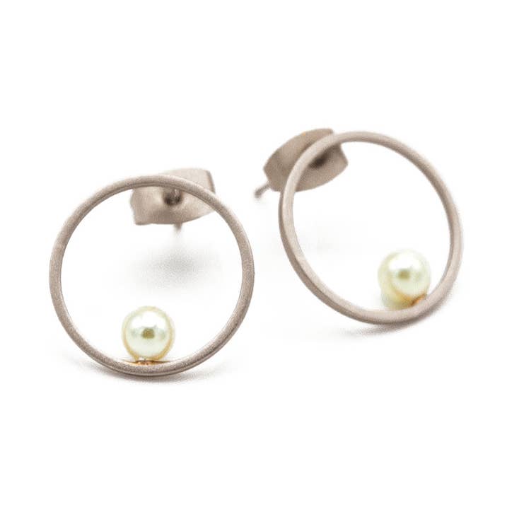 Brincos Pura 31 com Círculo Simples e Pérola por atacado de Sergio Engel jewellery