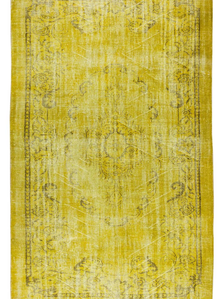 Tapis turc contemporain fait main de 6,3 x 10 pieds en jaune pour la vente par Rug Specialist LLC.