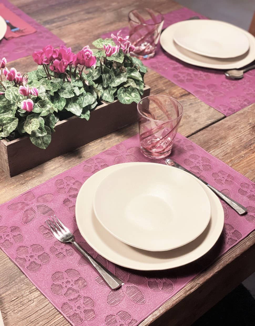 Fiorirà un giardino - Wholesale Placemat - Cyclamin PVC Placemat with Perforated Flowers 35 x 49 cm1