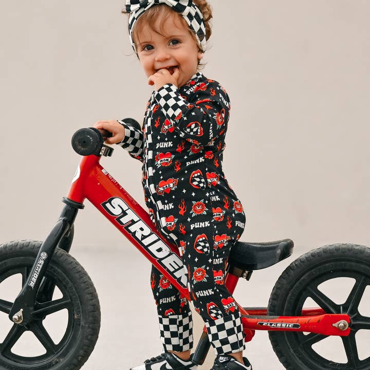 PUNK Pigiami e ulteriori Risultati per pigiami vendita all'ingrosso. Resi gratuiti e termini di pagamento a 60 giorni su Faire in tendenza su Faire.