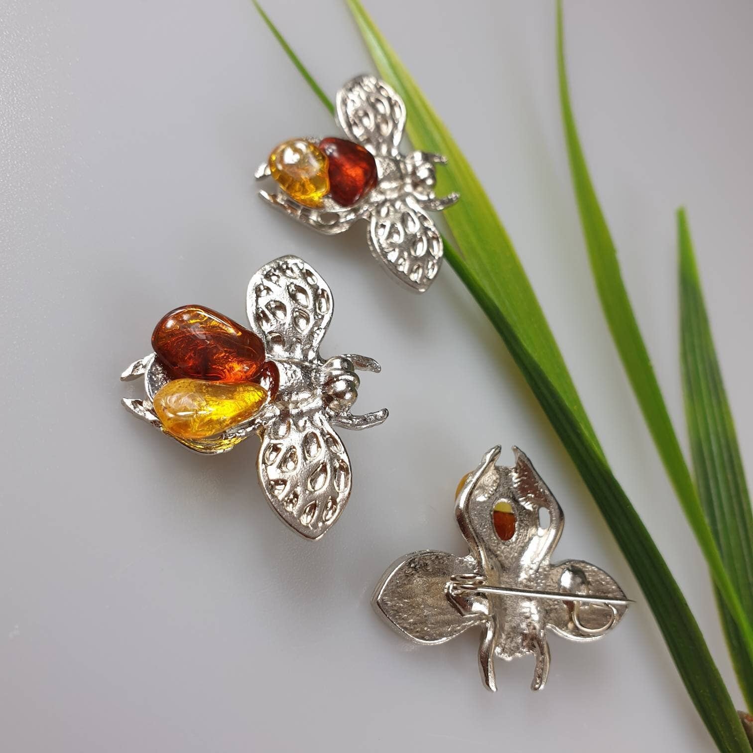 AmberLithuania - Vendita all'ingrosso Spille - Spilla ape-mosca con pietre d'ambra su base metallica1