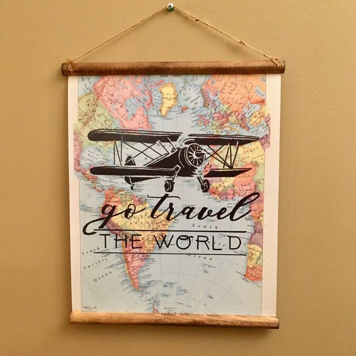 Viaja por el mundo (avión) - Atlas colgante vertical de 11 x 14 pulgadas para venta al por mayor de Bewilderberries