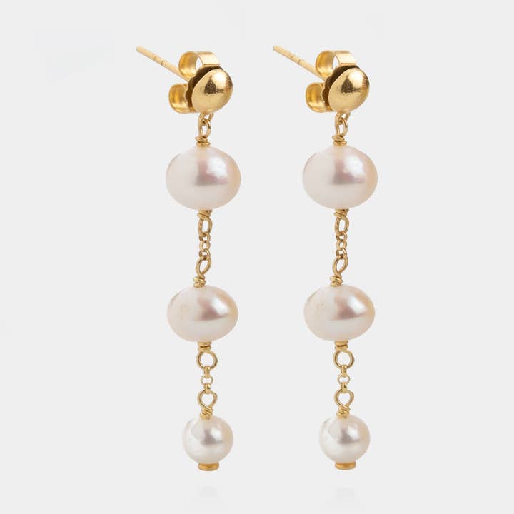 Boucles d'oreilles Gaia Pearl Triple Drop en or vermeil pour la vente par Nakula Jewelry