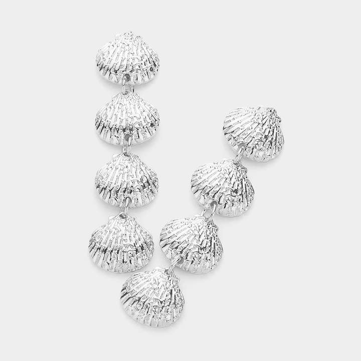 Oorbellen met hangers en textuur van metaal in schelpvorm. voor wholesale door Madeline Love