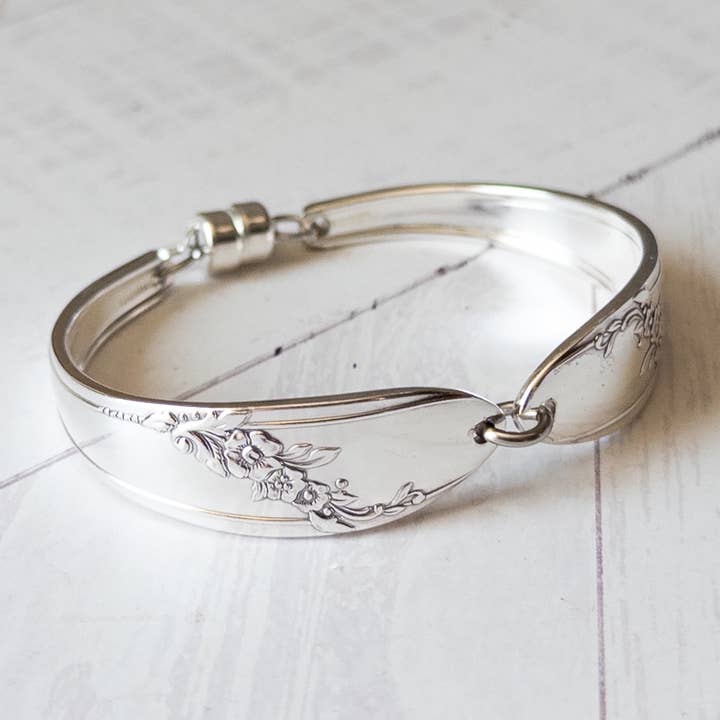Bracelet en manche de couvert Queen Bess pour la vente par Girl Ran Away With the Spoon