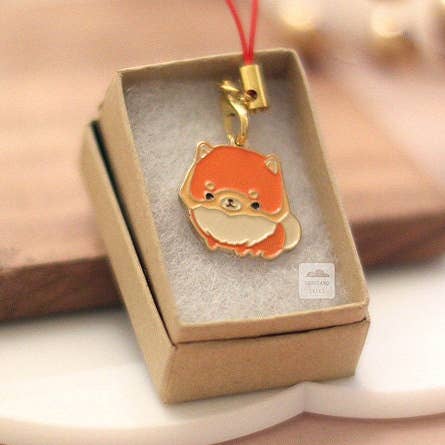 Emaille Charm - Pommeren sleutelhanger (Red Pom) voor wholesale door Thousand Skies