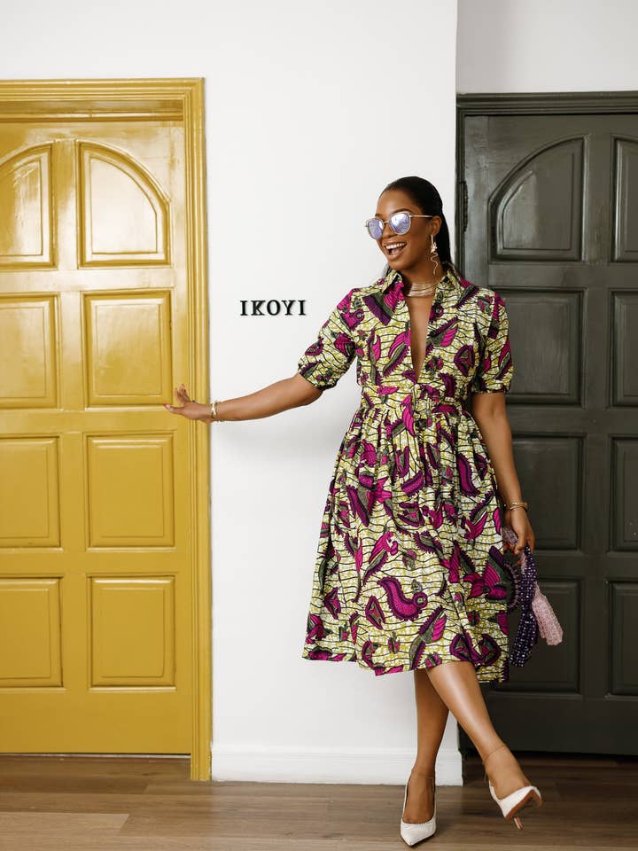 Robe-chemise boutonnée à imprimé africain MOREMI pour la vente par Mae Otti