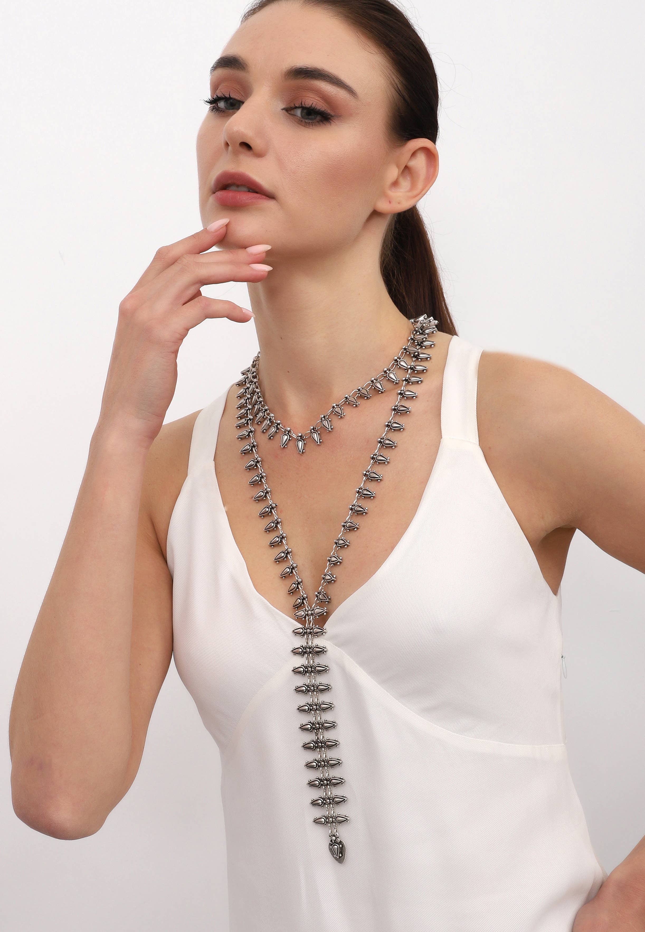 AVENS – Großhandel Schmucksets – Boho Vintage Halskette Set mit silbernen Quasten2