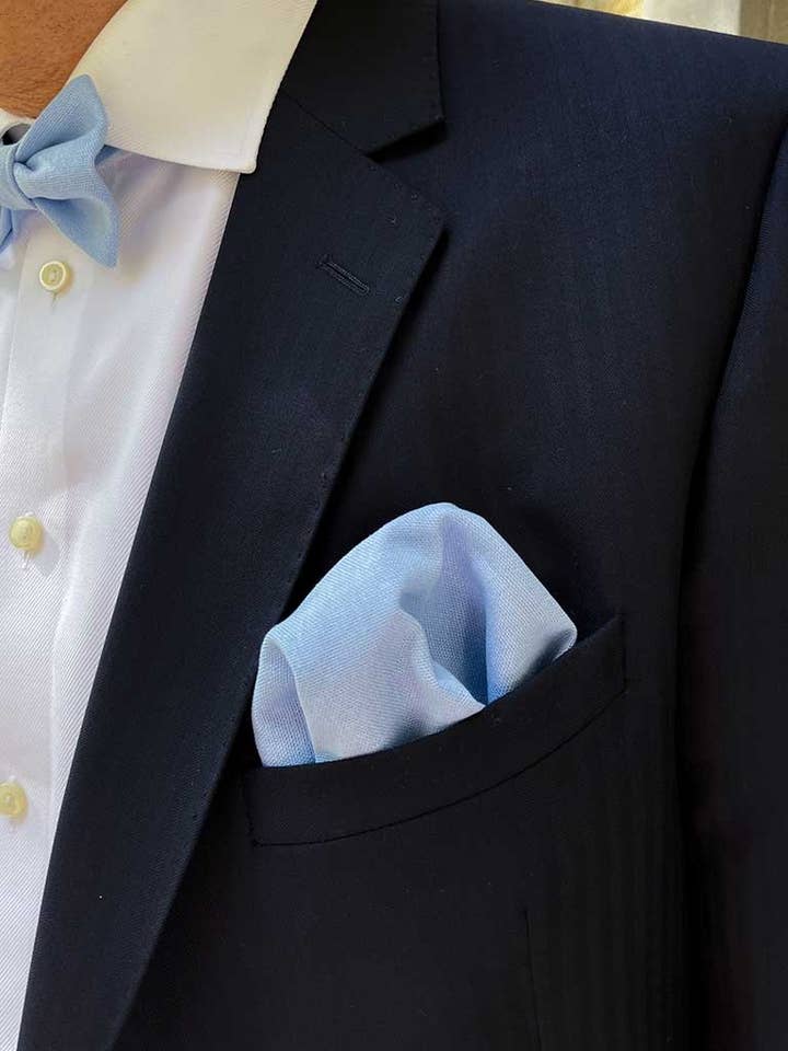 Pochette « Azure Breeze » en mélange viscose-lin pour la vente par Sir Walter