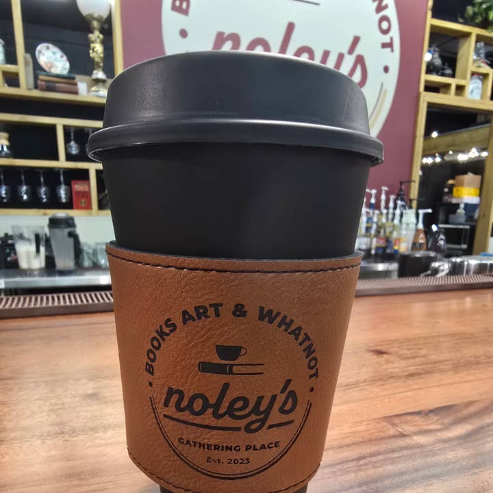 Gobelet réutilisable à emporter avec manchon en similicuir gravé sur mesure pour la vente par The Rural Home