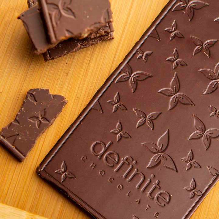 Definite Chocolate – wholesale Chokladkaka – Valdez (55%) Karamelliserad mandel- och cashewmjölk