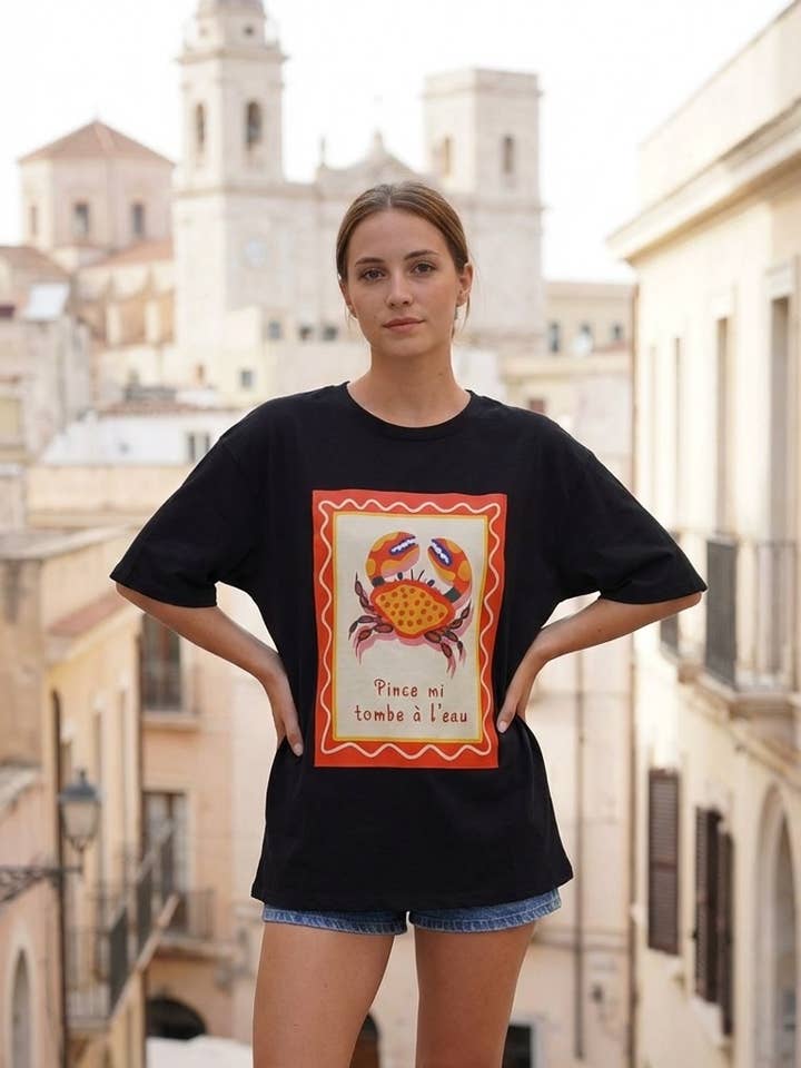 T-shirt stampata "Pince mi cade in acqua" per la vendita all'ingrosso da parte di Amy & Clo Invogue