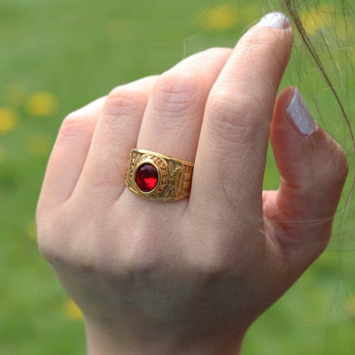 Bague en zircone cubique rouge en or pour la vente par Maral Kunst