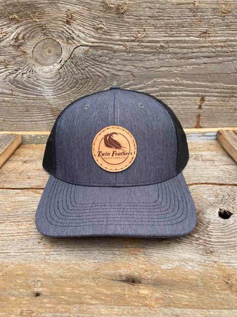 Trucker mit Aufnäher aus Leder in meliertem Anthrazitfarben/Schwarz für den Großhandel von Twin Feathers Outdoor Co