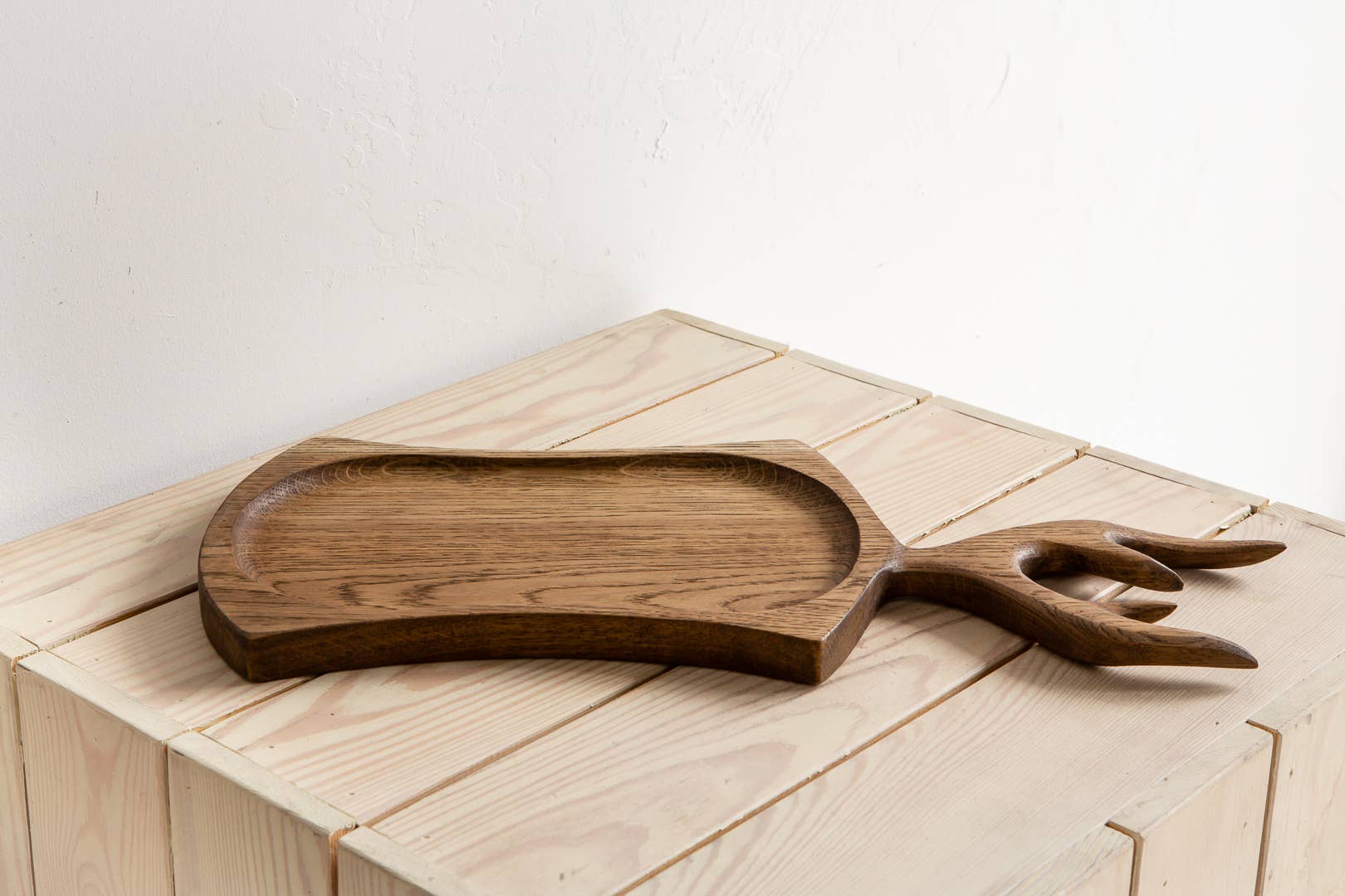 Farnoe - Wholesale Flatware Serving Piece - Oak “horned” serving/chopping board with a deepening1