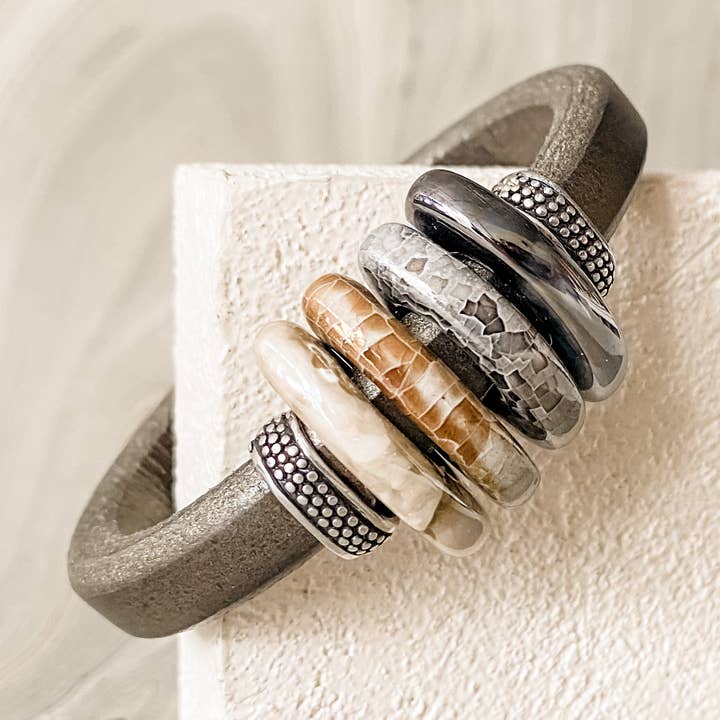 Bracelet en cuir Sparrow pour la vente par Diana Kauffman Designs