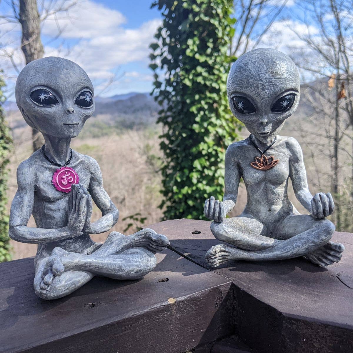 John Bernard & Company - Vendita all'ingrosso Statuette decorative - Set di statuette di coppia in meditazione «Zen and Yoga» di Alien Invasion2