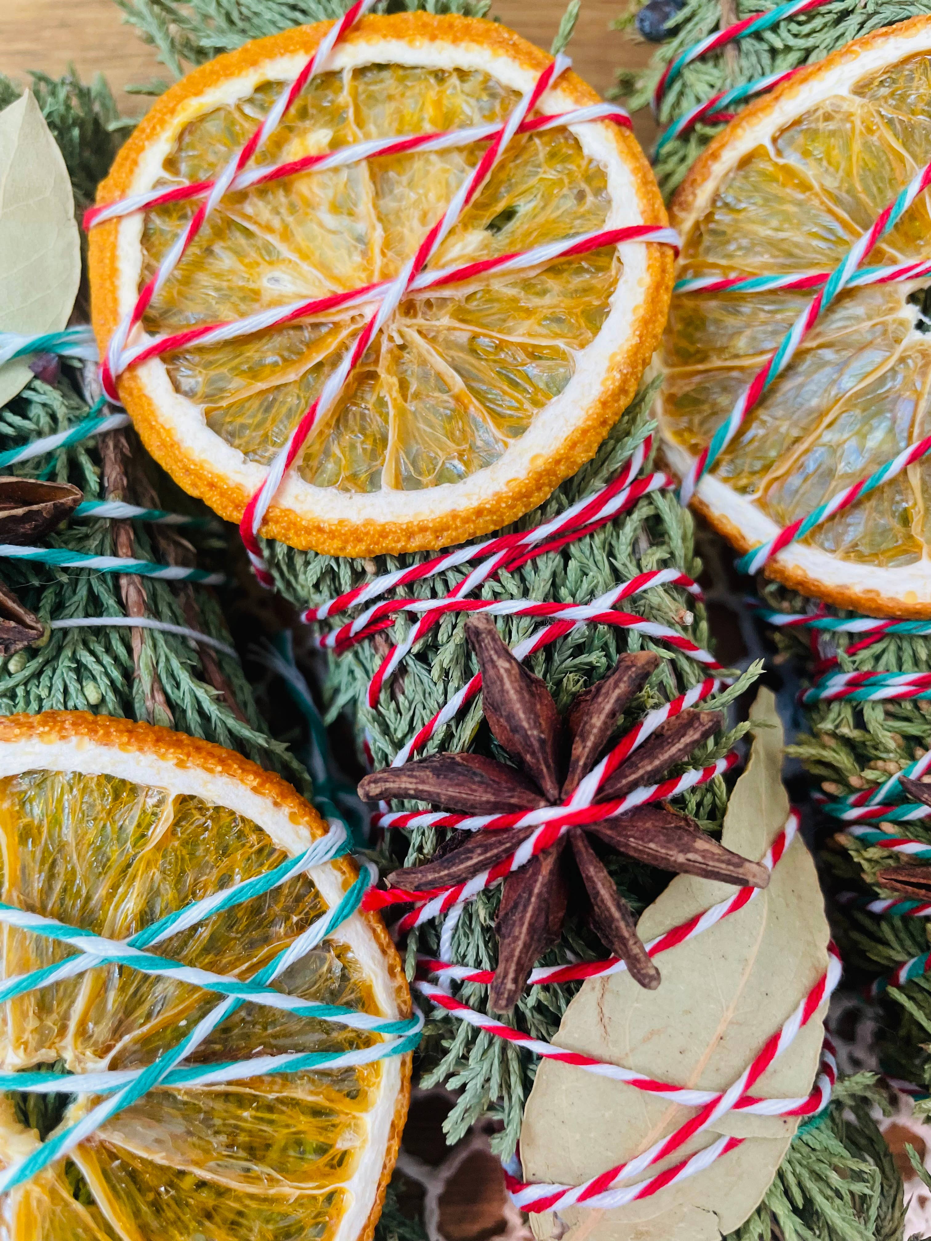 CharlieHaze - Vente Bâton de sauge - Cèdre de Yule, Genévrier, Orange, Laurier, Bâton d'encens1