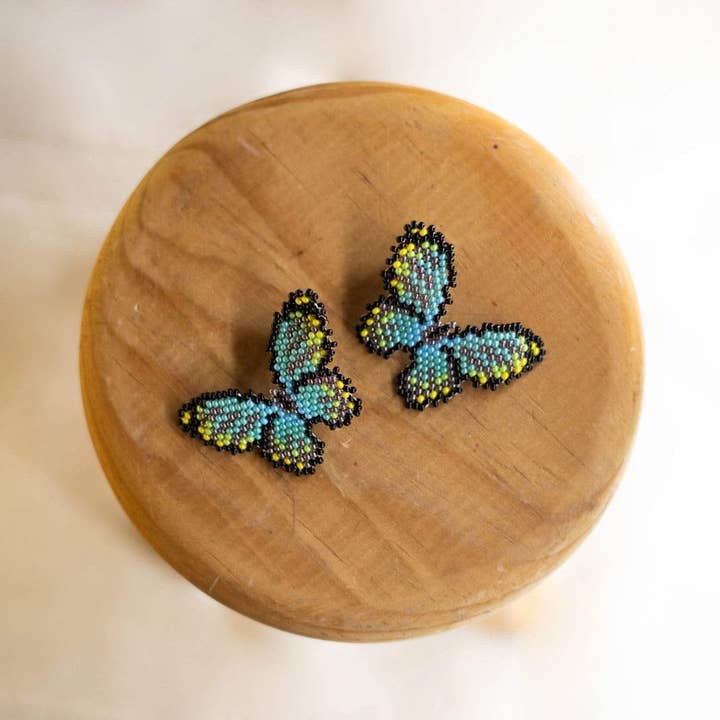 Crisálida – Pendientes Nativos con Abalorios en Forma de Mariposa en Azul para venta al por mayor de Mother Sierra